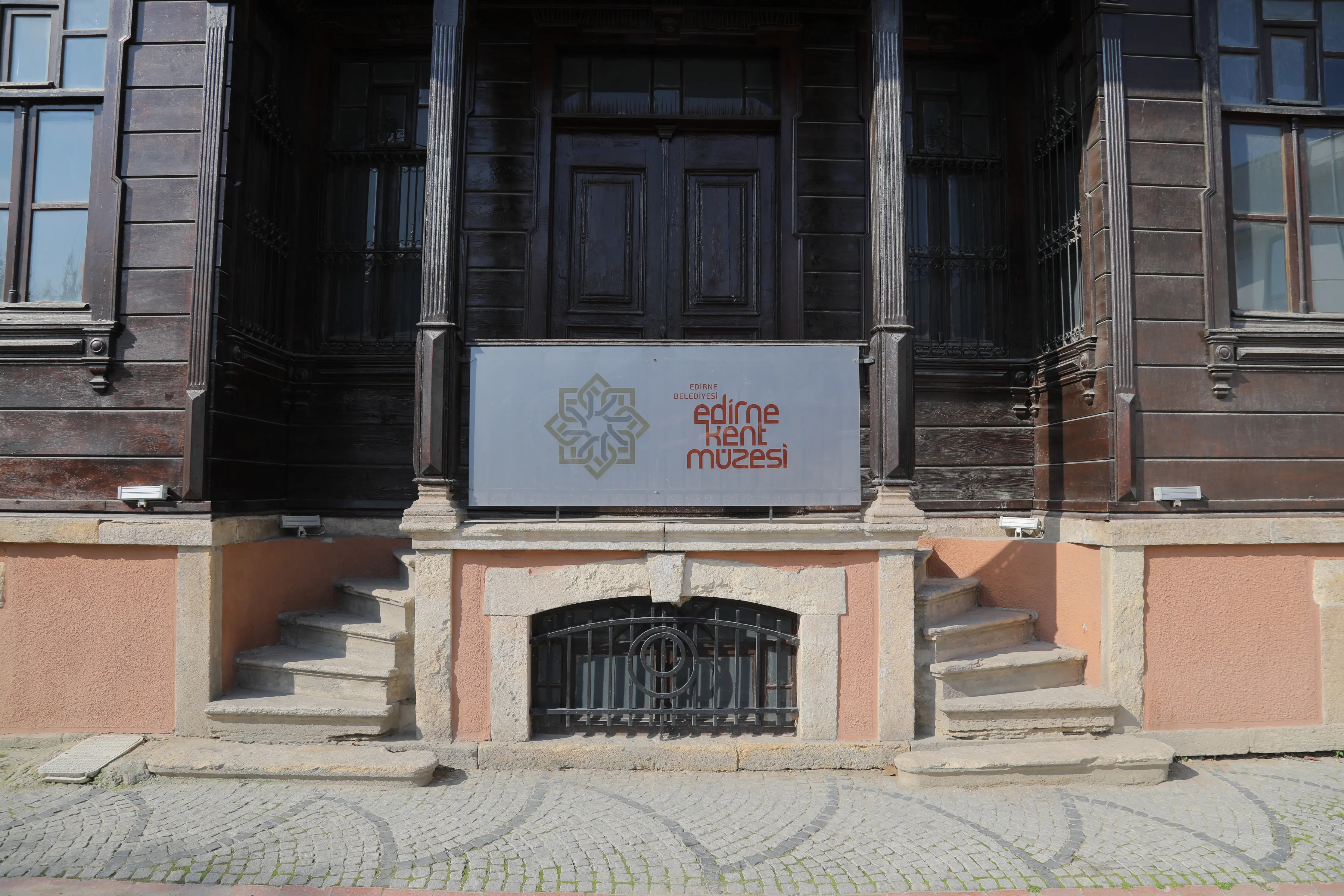 DÜNYANIN EZGİLERİ EDİRNE’DE BULUŞUYOR: MÜZİK MÜZESİNE YOĞUN İLGİ galeri görseli