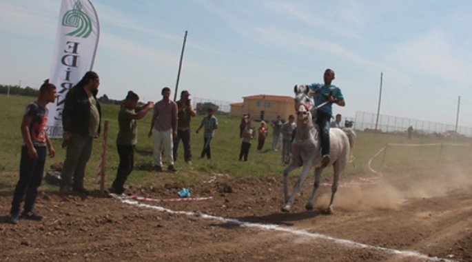 4.GELENEKSEL AT YARIŞLARI DÜZENLENDİ