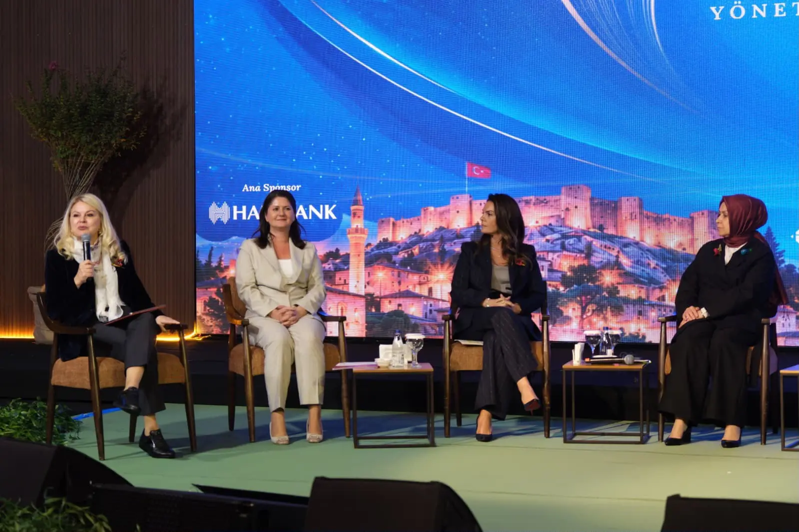 BAŞKAN GENCAN YÖNETEN KADINLAR FORMU’NDA KONUŞTU galeri görseli