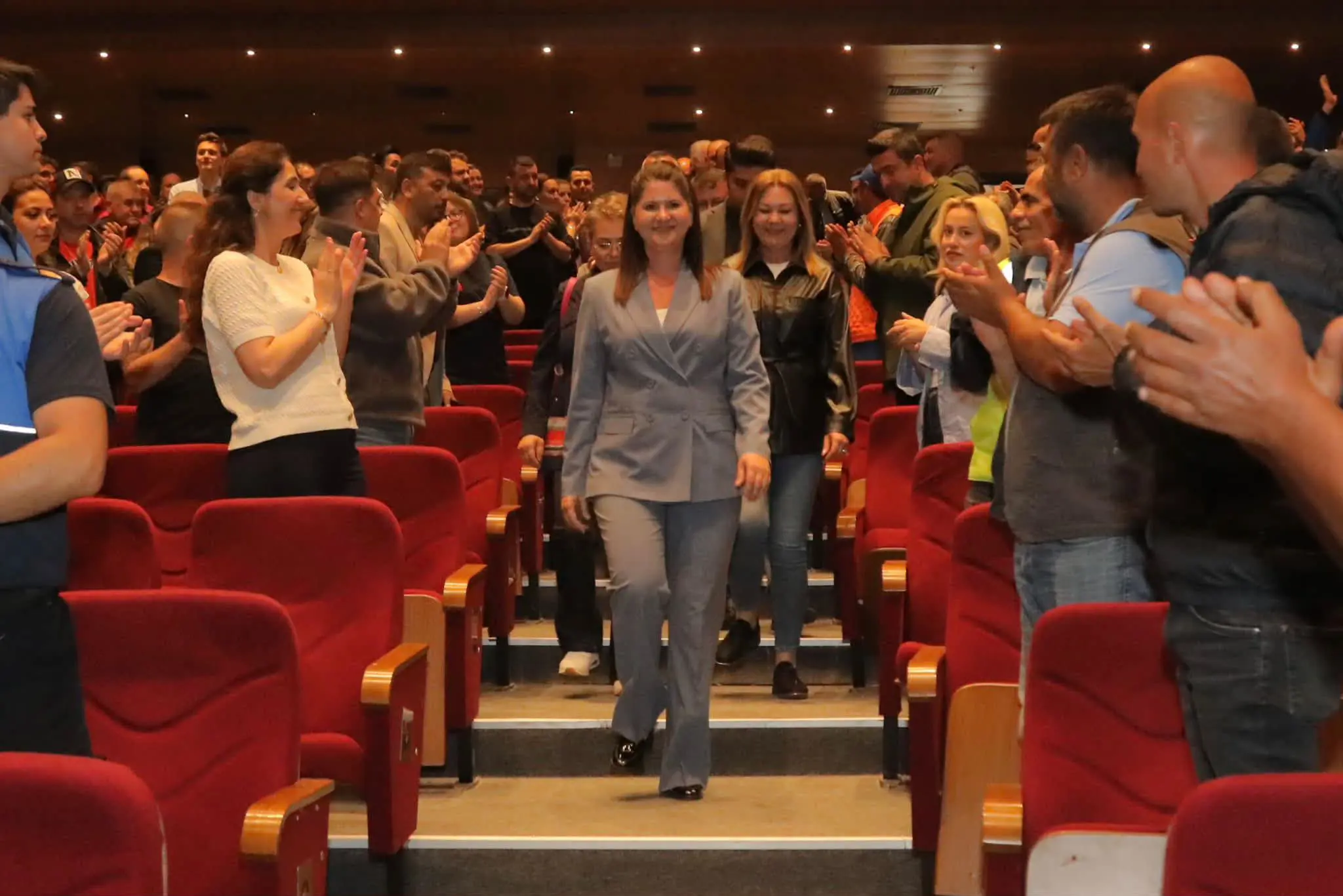 BAŞKAN FİLİZ GENCAN BELEDİYE PERSONELİYLE BAYRAMLAŞTI: “KIRILDIĞIMIZI DÜŞÜNDÜKLERİ YERDEN DAHA GÜÇLÜ ÇIKIYORUZ”