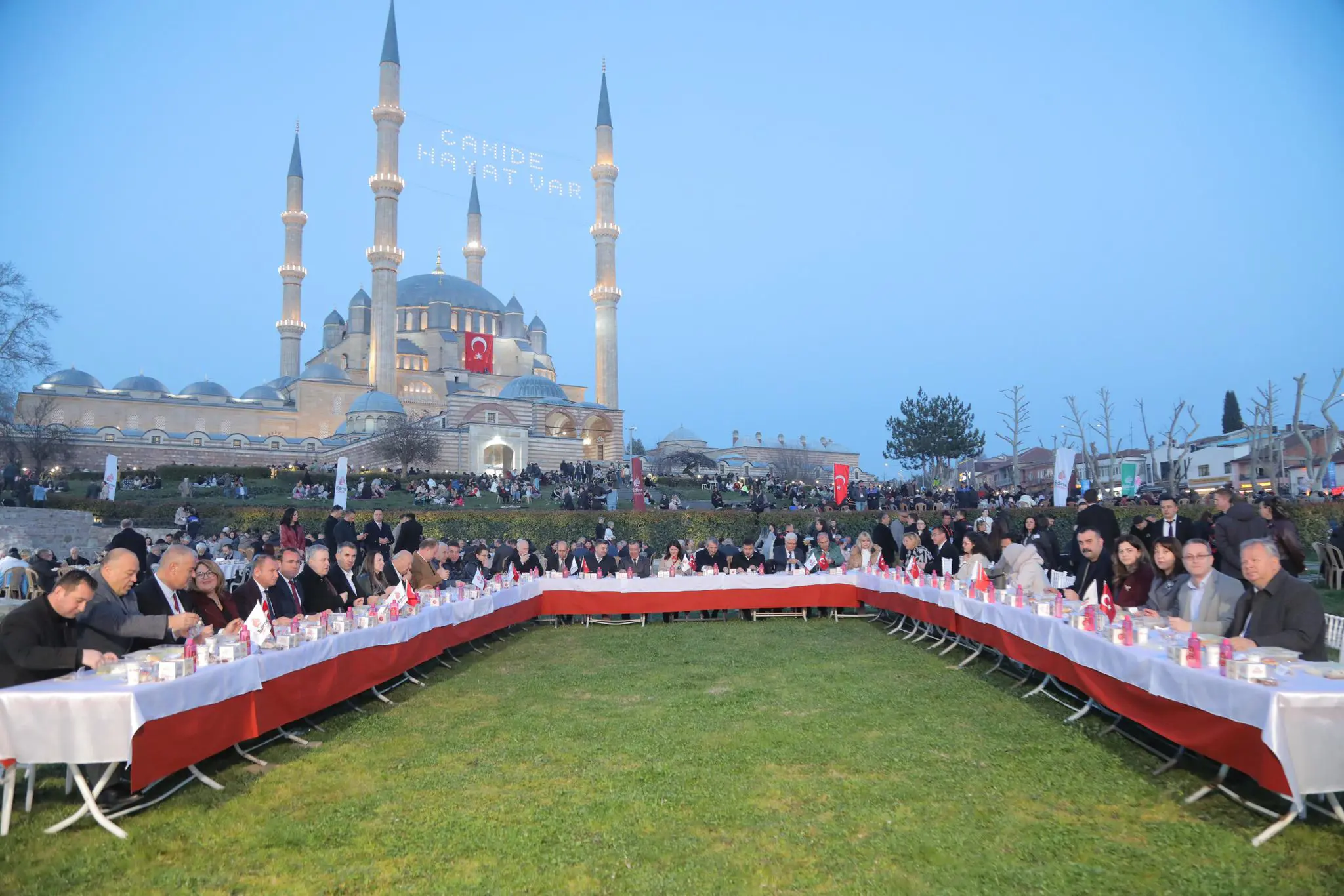 SELİMİYE MEYDANI’NDA 7 BİN 500 KİŞİLİK KADİR GECESİ İFTARI galeri görseli