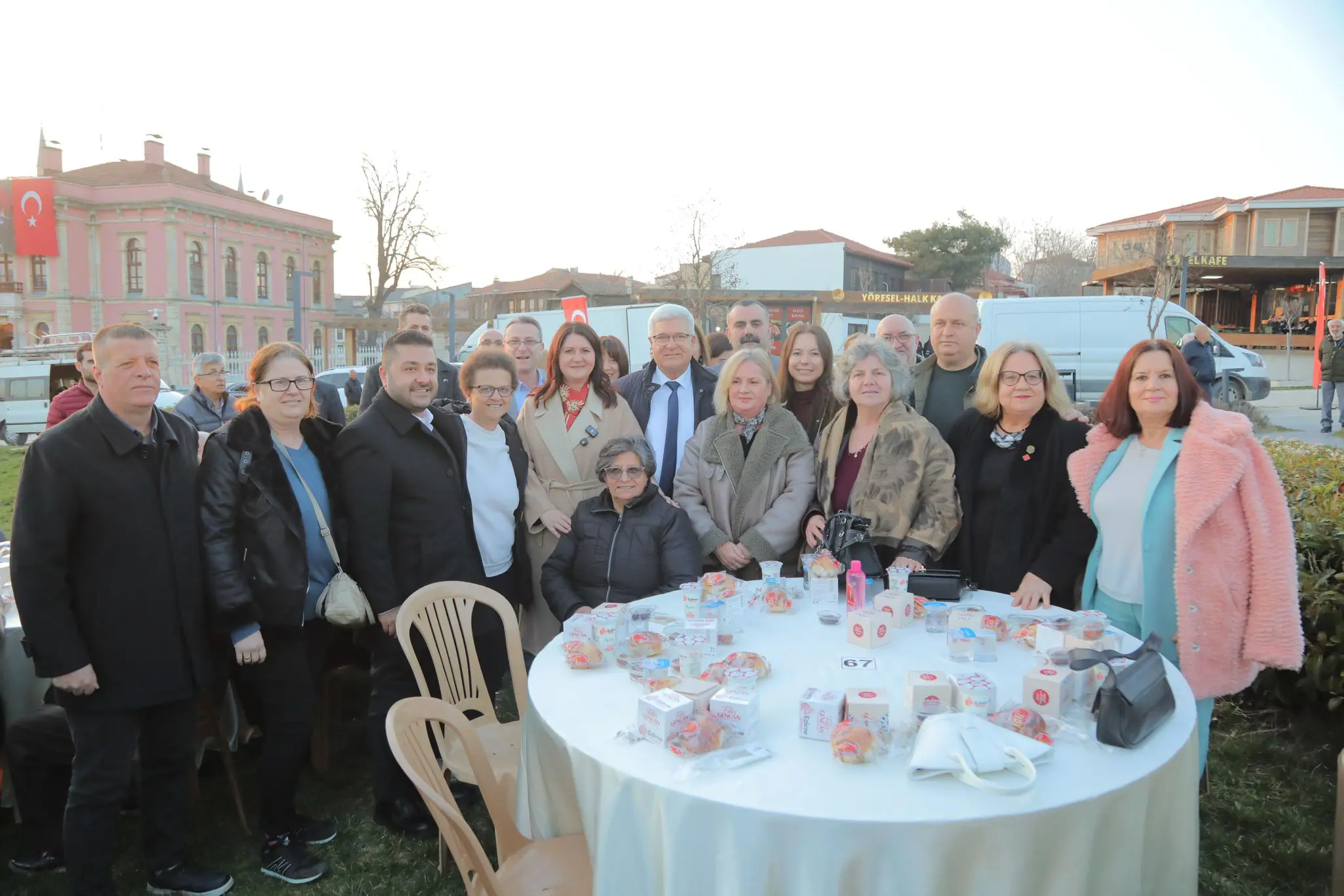 SELİMİYE MEYDANI’NDA 7 BİN 500 KİŞİLİK KADİR GECESİ İFTARI galeri görseli