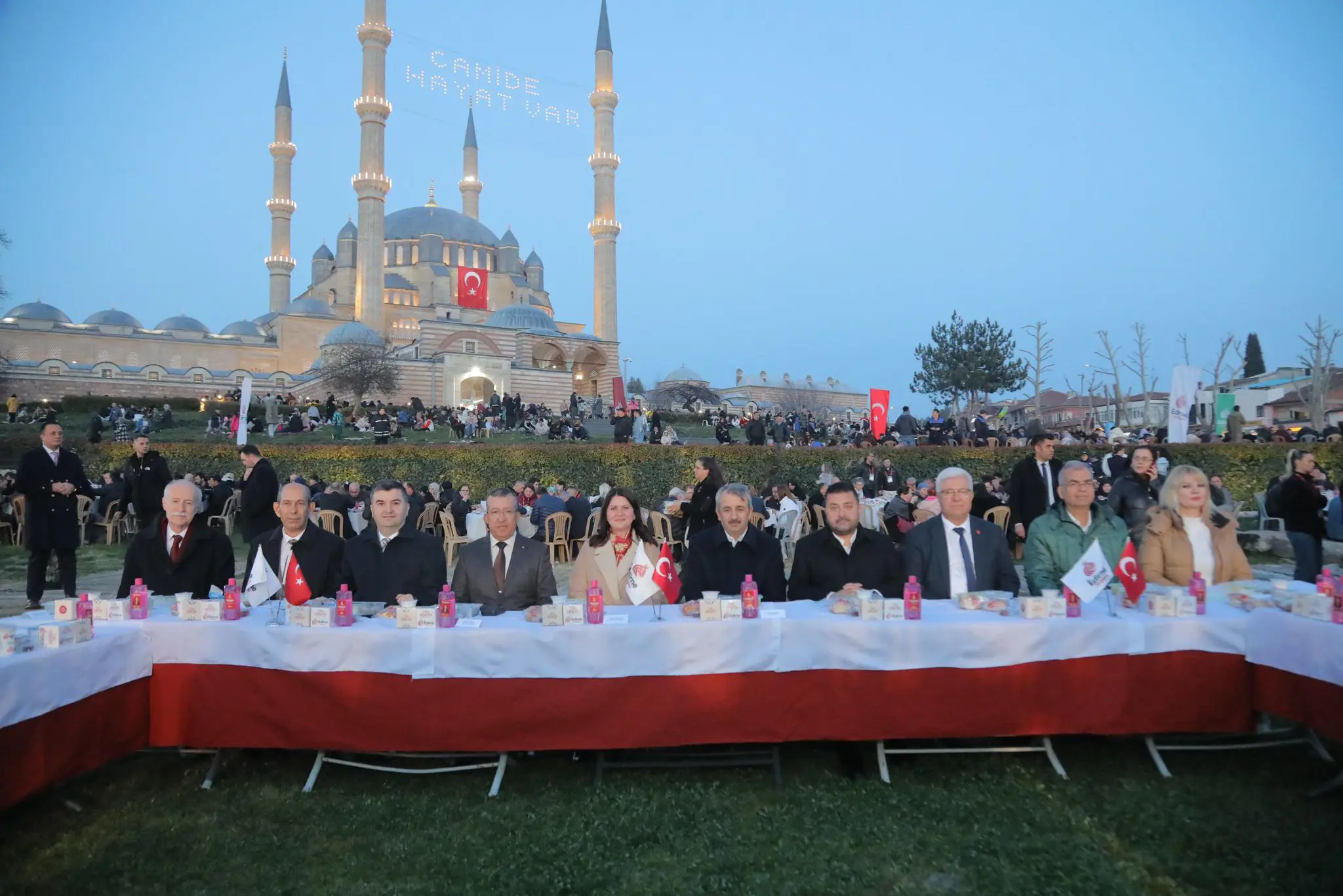 SELİMİYE MEYDANI’NDA 7 BİN 500 KİŞİLİK KADİR GECESİ İFTARI galeri görseli