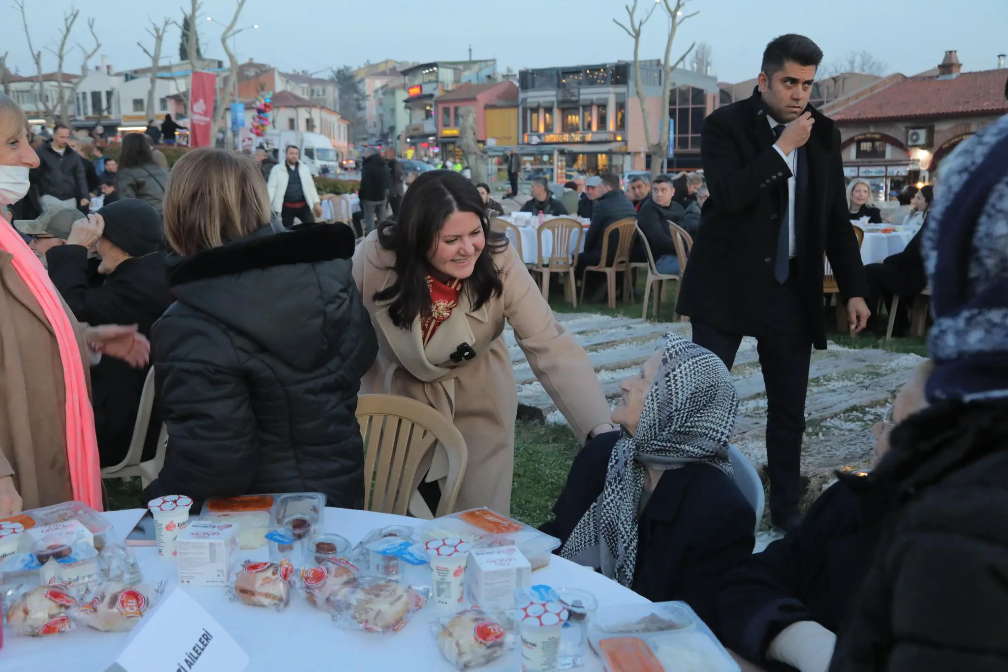 SELİMİYE MEYDANI’NDA 7 BİN 500 KİŞİLİK KADİR GECESİ İFTARI galeri görseli