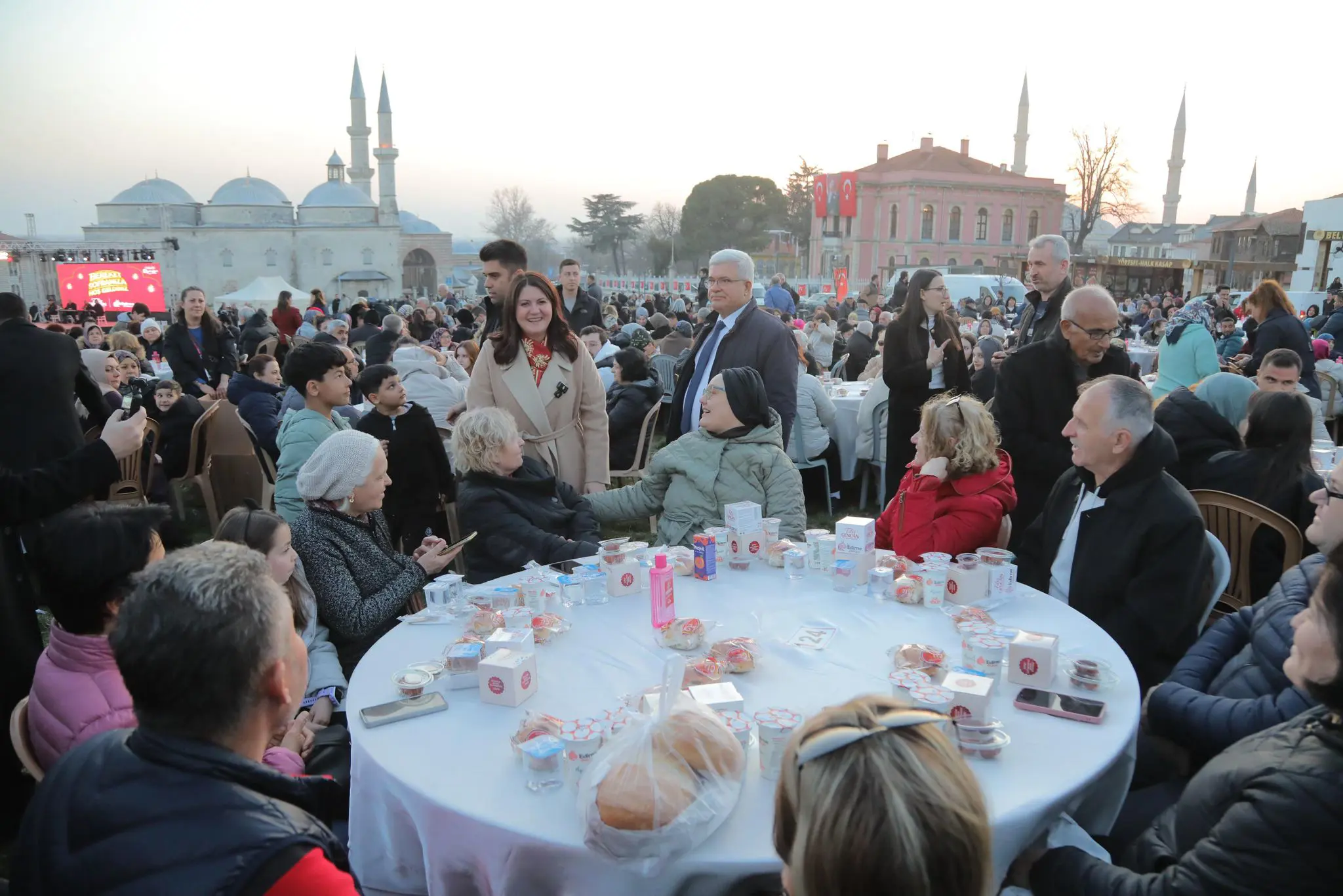 SELİMİYE MEYDANI’NDA 7 BİN 500 KİŞİLİK KADİR GECESİ İFTARI galeri görseli