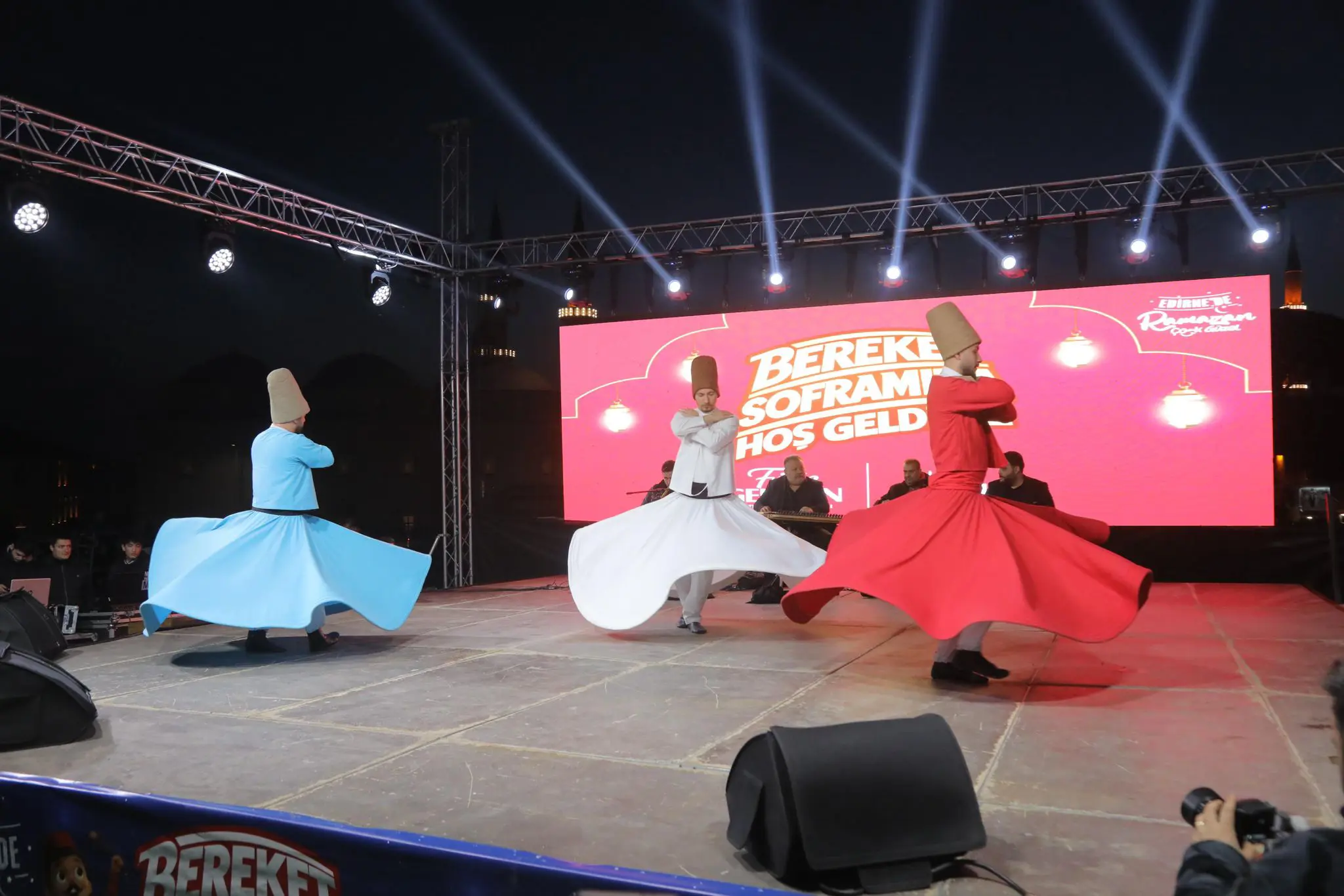 SELİMİYE MEYDANI’NDA 7 BİN 500 KİŞİLİK KADİR GECESİ İFTARI galeri görseli