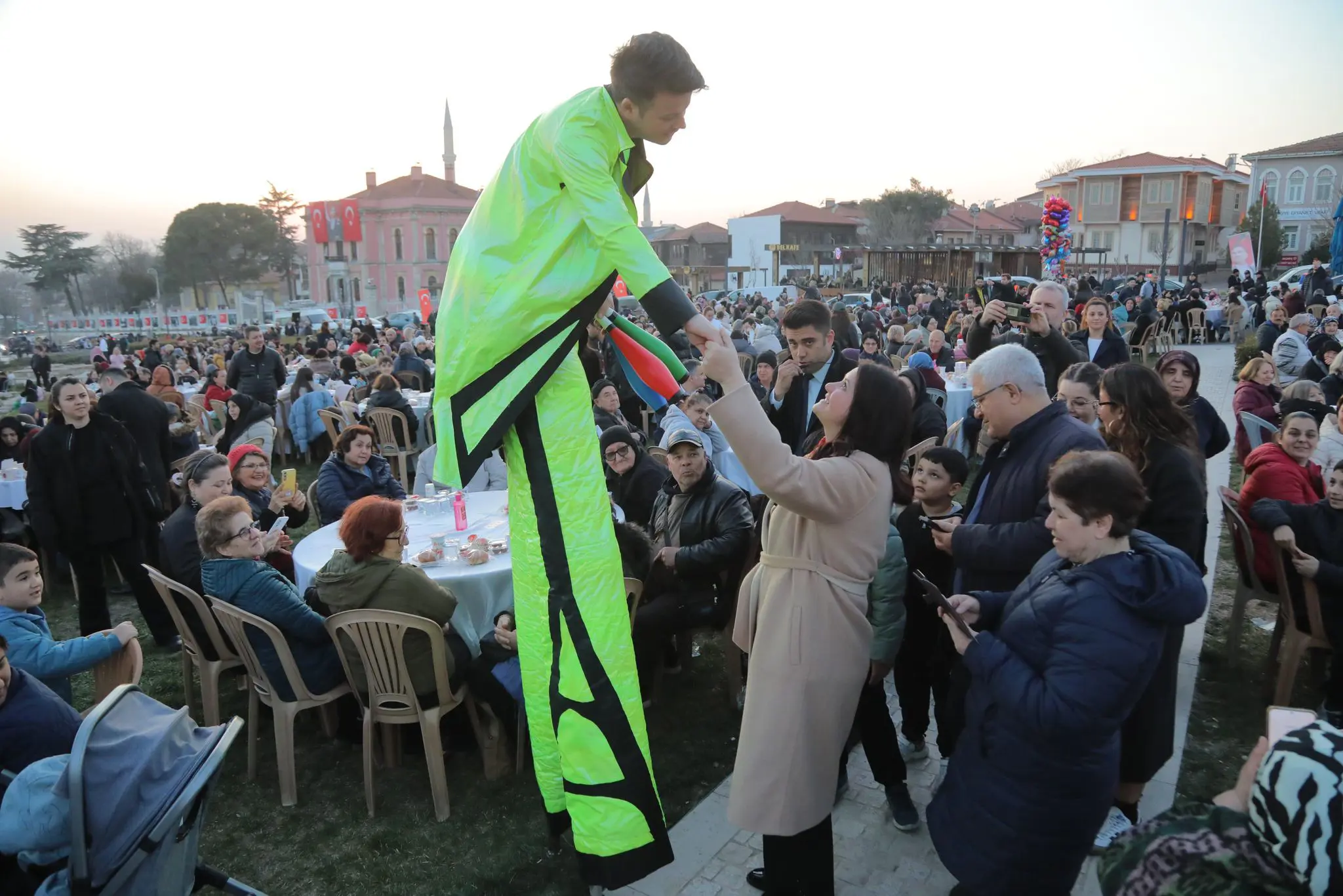 SELİMİYE MEYDANI’NDA 7 BİN 500 KİŞİLİK KADİR GECESİ İFTARI galeri görseli