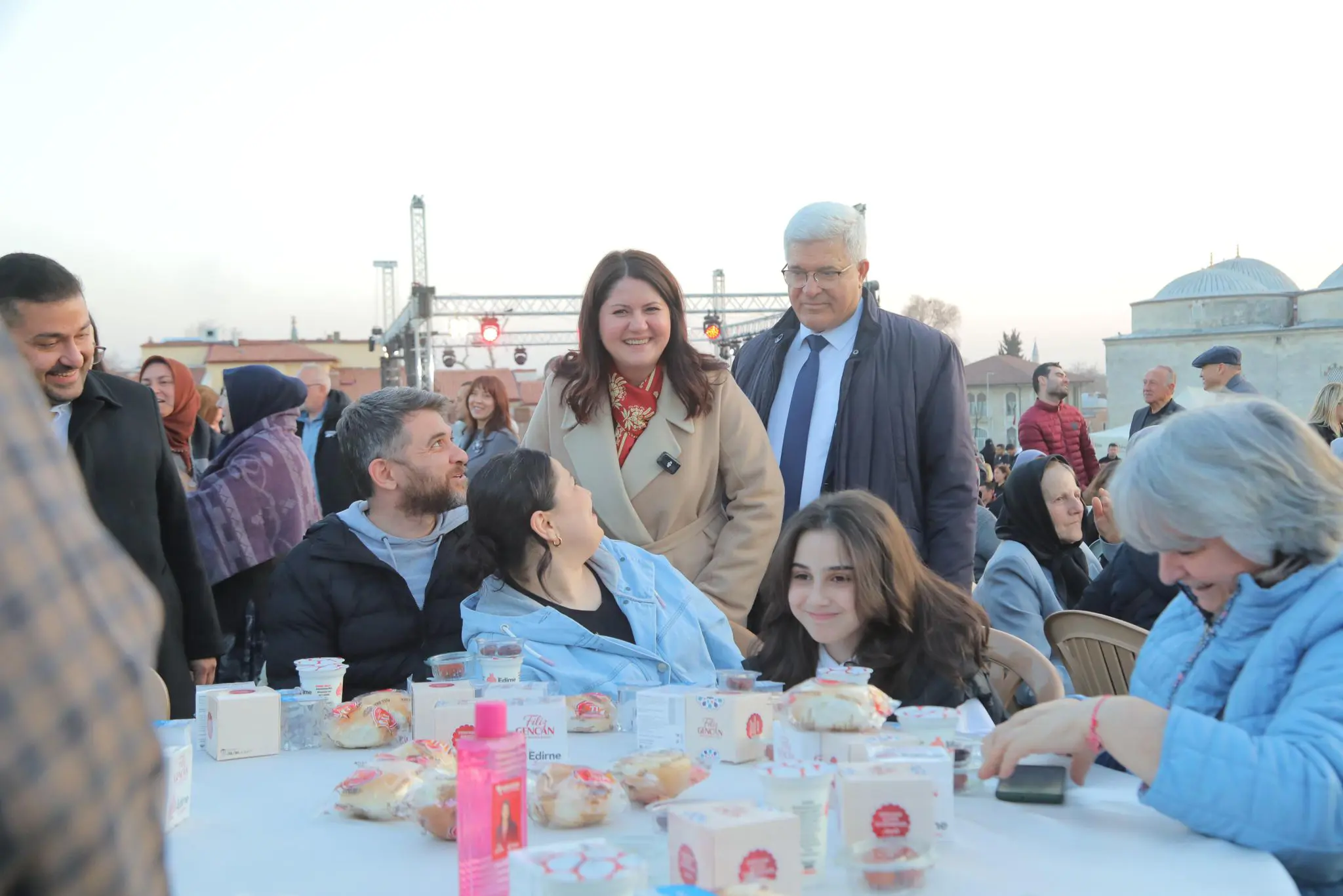 SELİMİYE MEYDANI’NDA 7 BİN 500 KİŞİLİK KADİR GECESİ İFTARI galeri görseli