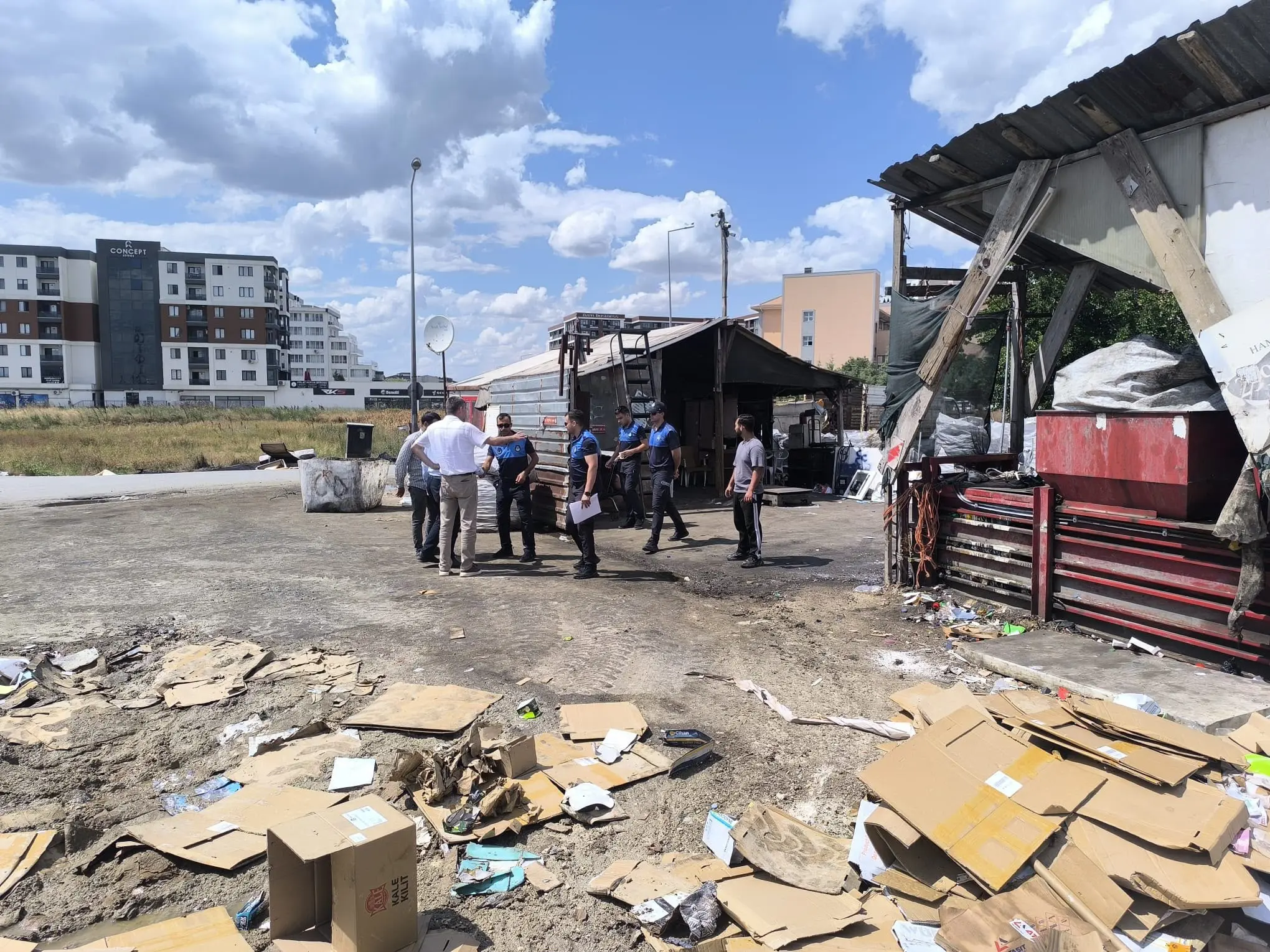 GÜNEY ÇEVRE YOLU'NDAKİ HURDACILARIN TAŞINMA SÜRECİ DENETİMLERLE SÜRÜYOR galeri görseli