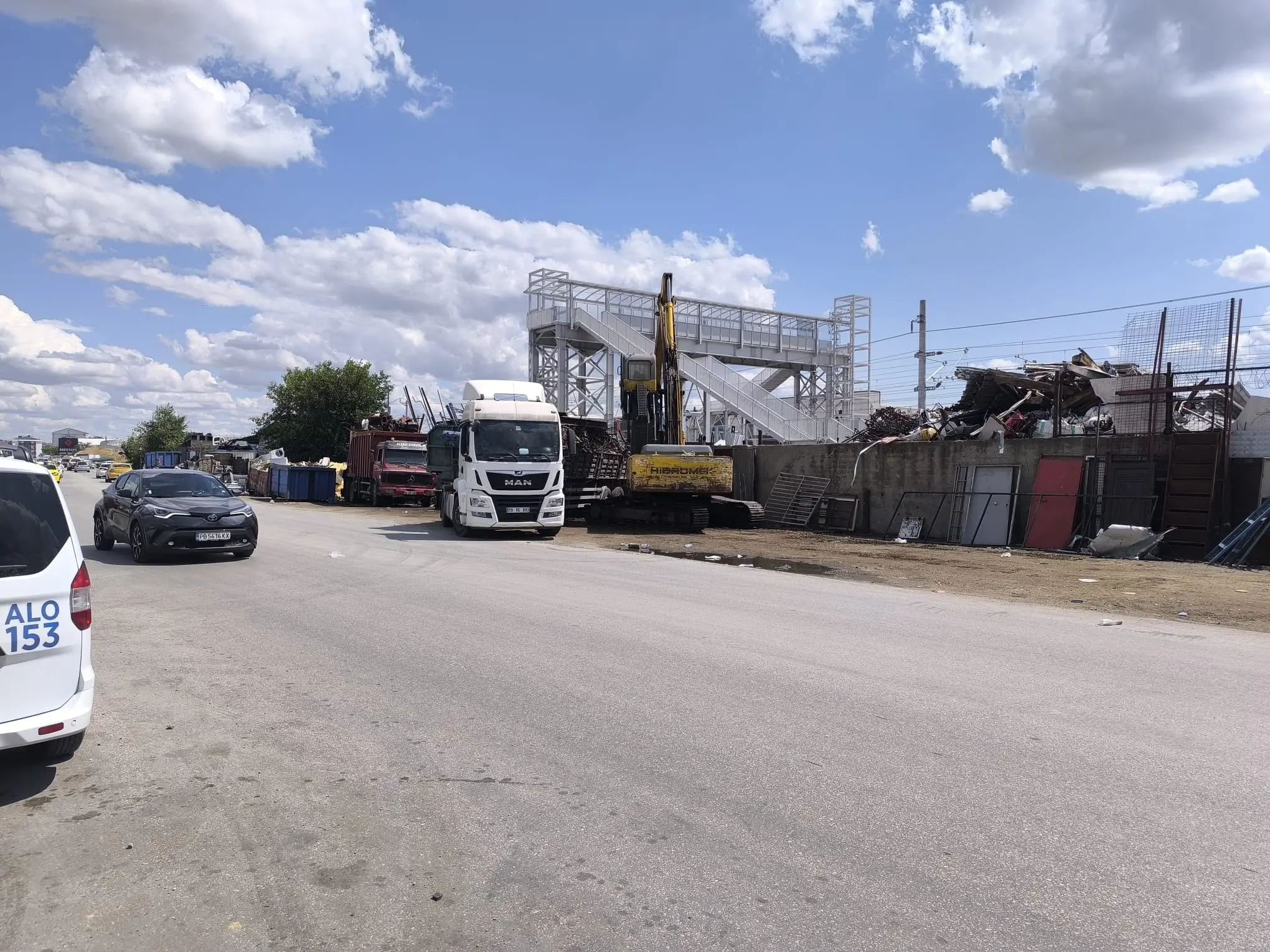 GÜNEY ÇEVRE YOLU'NDAKİ HURDACILARIN TAŞINMA SÜRECİ DENETİMLERLE SÜRÜYOR galeri görseli