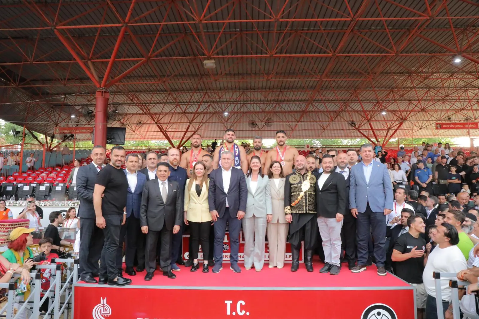 ALTIN KEMER SAHİBİNİ BULDU ÖDÜLLER TAKDİM EDİLDİ 