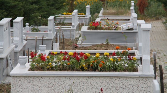 MEZARLIK ZİYARETLERİNDE ÜCRETSİZ ÇİÇEK DAĞITIMI YAPILACAK