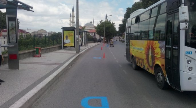 OTOBÜS DURAKLARINA PARK EDİLEN ARAÇLAR TEHLİKE YARATIYOR